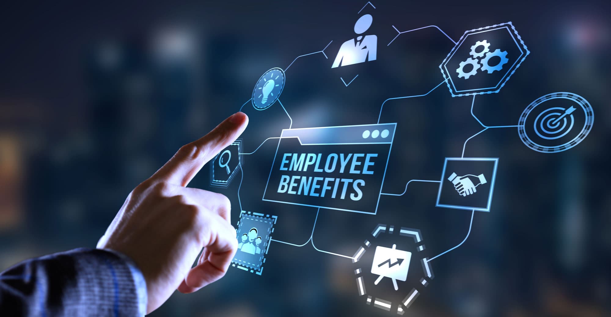 Eine Hand zeigt auf ein digitales Interface mit dem Titel 'Employee Benefits', umgeben von Symbolen für Ideen, Teamarbeit und Ziele.