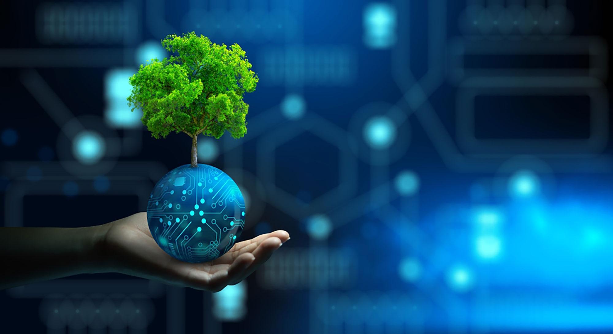 Eine Hand hält eine digitale Kugel mit Schaltkreisen, aus der ein grüner Baum wächst, vor einem futuristischen, technologischen Hintergrund.