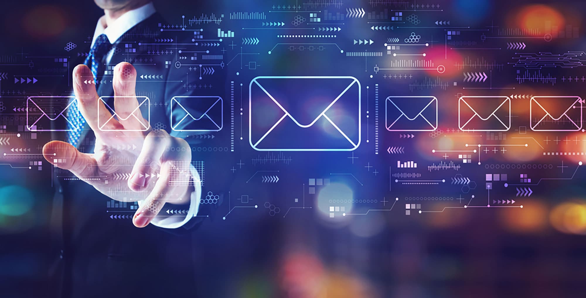 Eine Hand in einem Anzug berührt digitale Briefsymbole, die für E-Mail-Kommunikation vor einem futuristischen, bunten Hintergrund stehen.